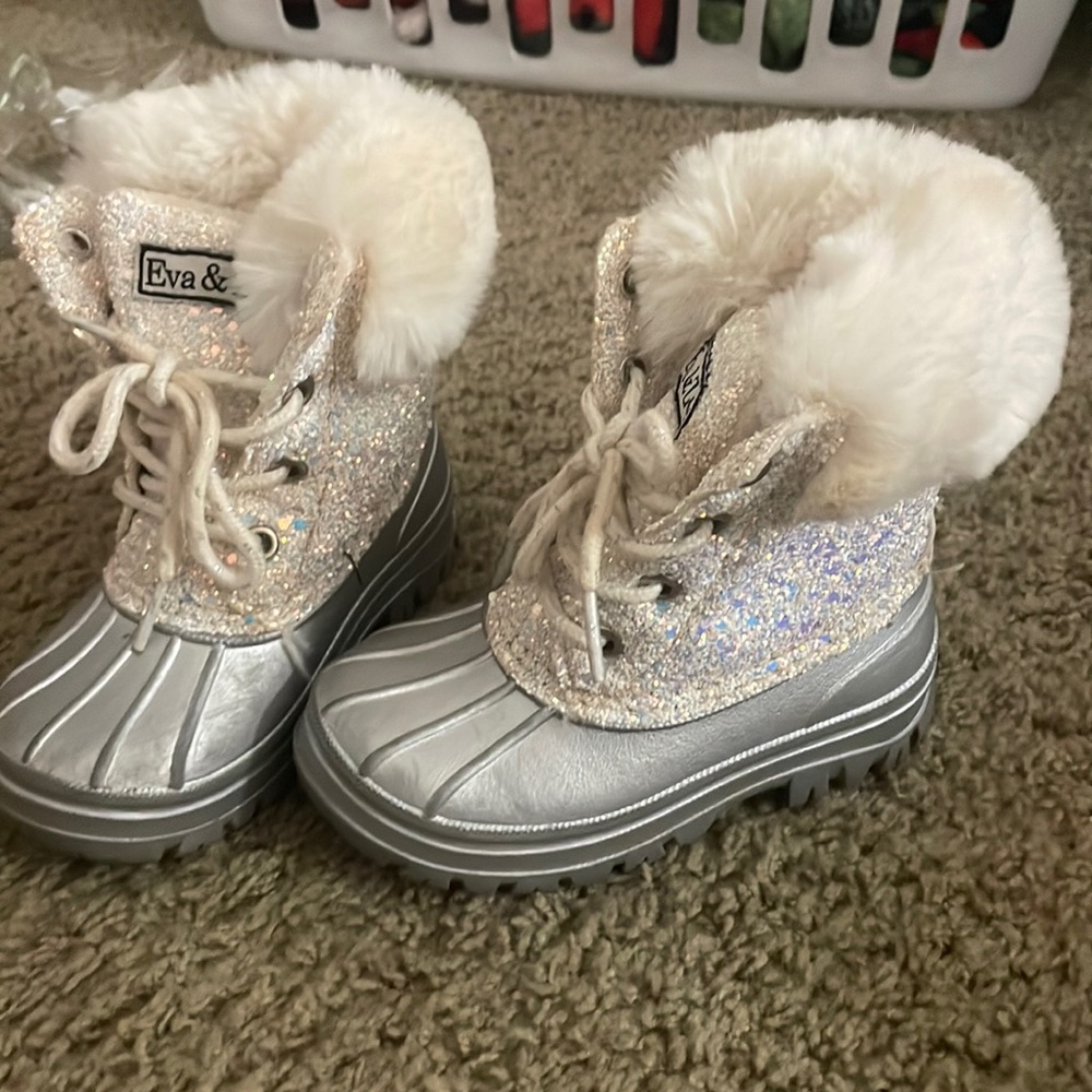 Snow boots